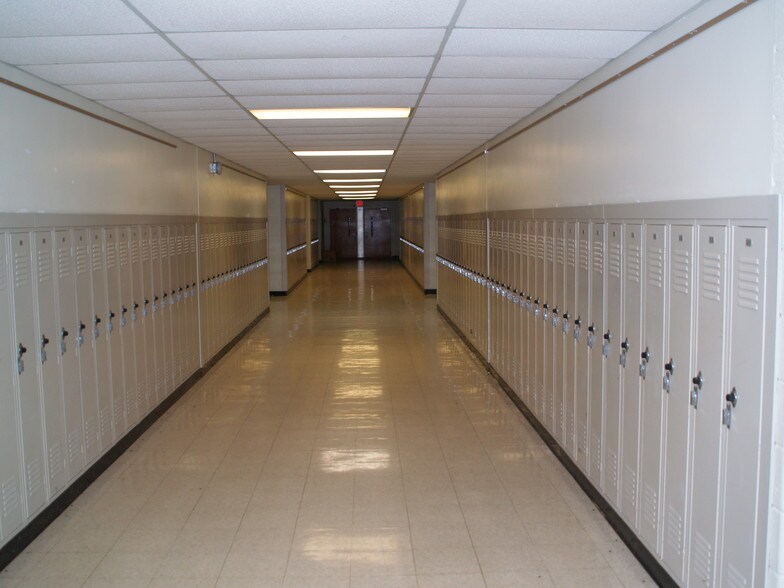 More Photos Of 1901 Mascoutah Ave, Belleville Schools For Lease