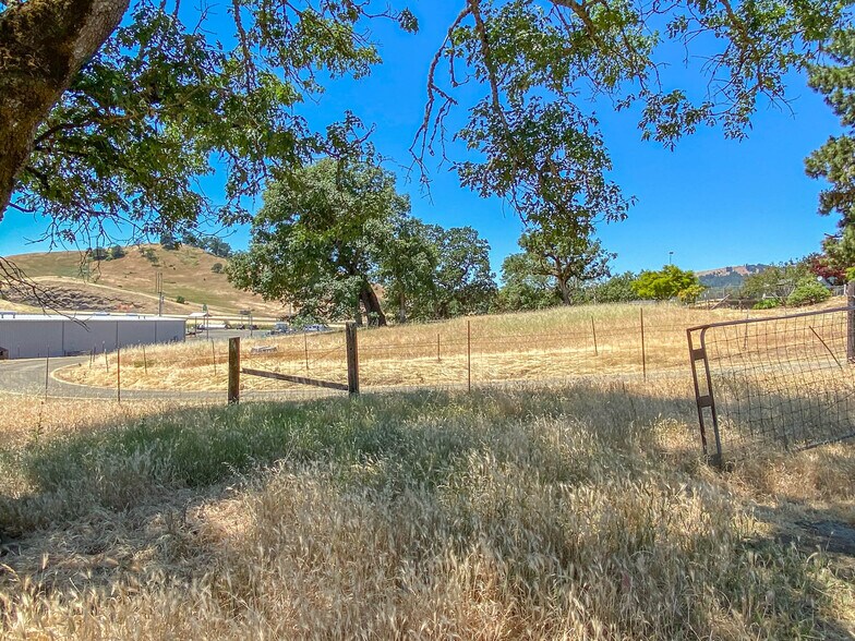 More Photos Of 8017 Old Highway 99 N, Roseburg Distribution For Sale