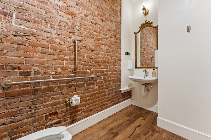 More Photos Of 12 Culpeper St, Warrenton Restaurant For Sale