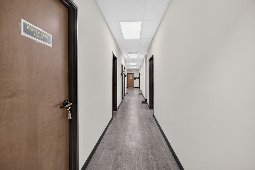 More Photos Of 817 W Jefferson Blvd, Dallas Flex For Sale