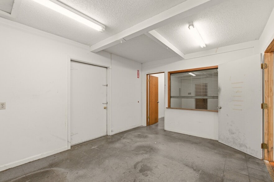 More Photos Of 1319-1323 W Texas St, Fairfield Freestanding For Sale
