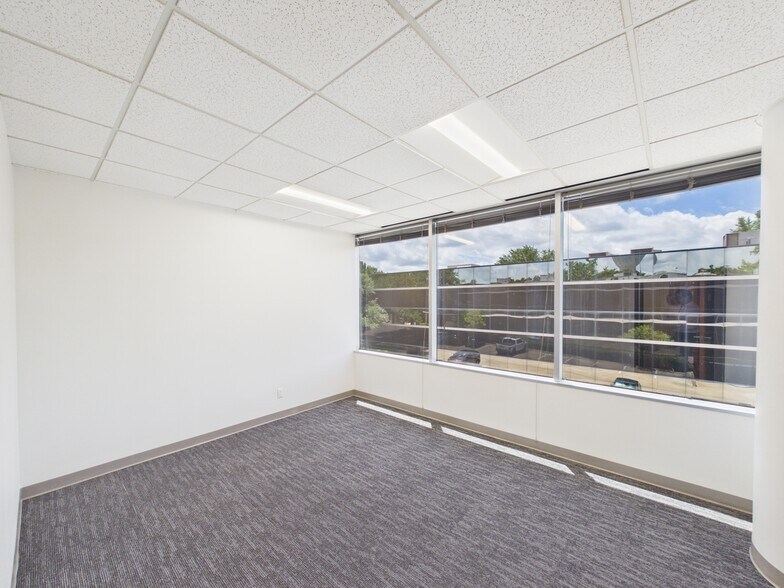 More Photos Of 4004 Belt Line Rd, Addison Unknown For Lease