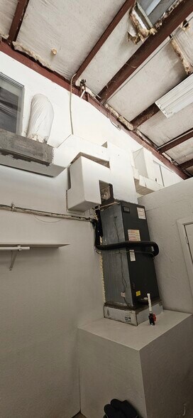 More Photos Of 130 Grand Ave, Bacliff Warehouse For Sale
