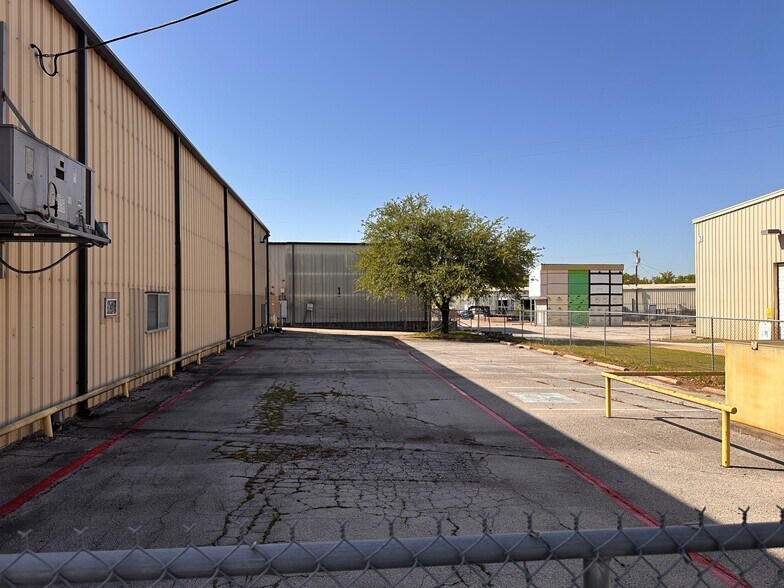 More Photos Of 418 E Jones St, Lewisville Warehouse For Lease