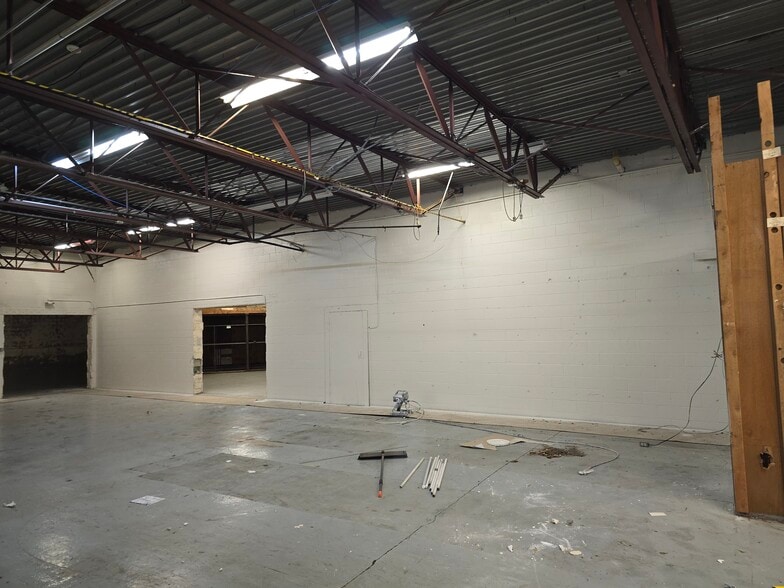 More Photos Of 100 Glen Rd, Cranston Manufacturing For Lease