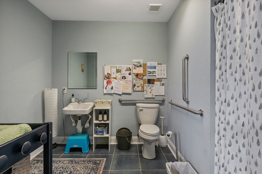 More Photos Of 1726 Altamont Ave, Richmond Warehouse For Lease