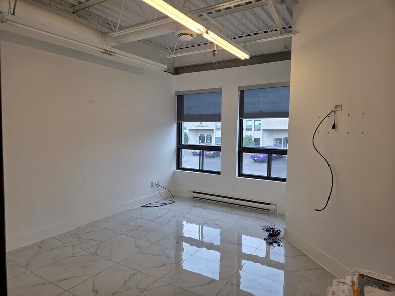 More Photos Of 2337-2365 Rue Rue Guénette, Saint-Laurent Warehouse For Sale