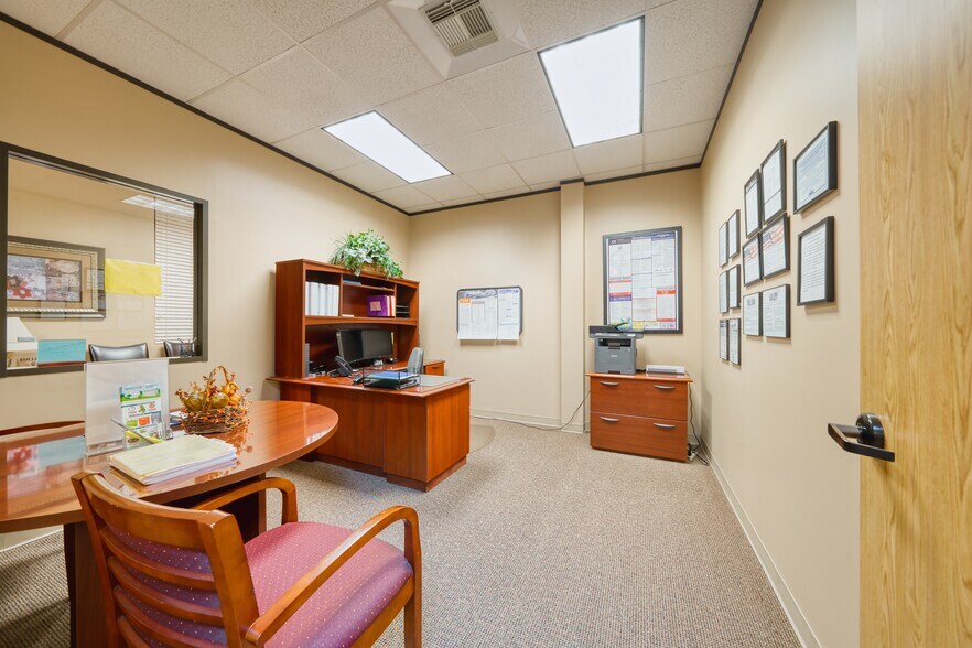More Photos Of 15430 Ridge Park Dr, Houston Office For Sale