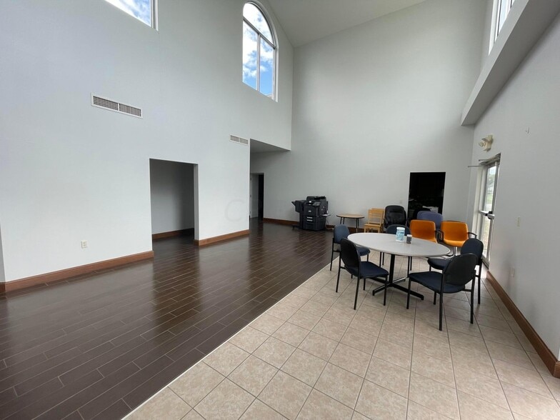 More Photos Of 15812 State Route 56 W, Mount Sterling Light Distribution For Sale