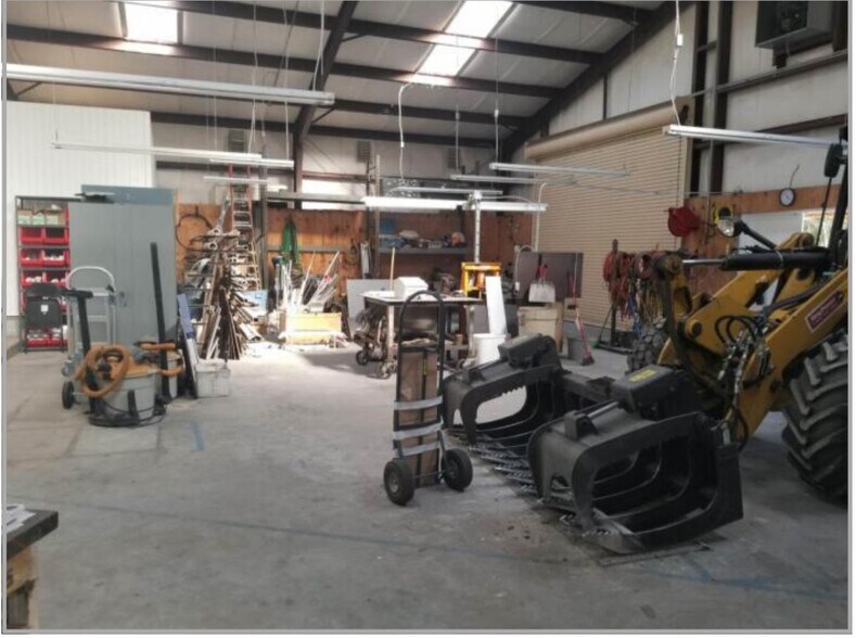 More Photos Of 11130 Croom Rital Rd, Brooksville Warehouse For Lease