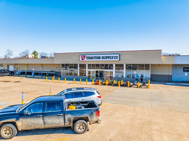 More Photos Of 1601-1623 E Jackson St, Hugo General Retail For Sale