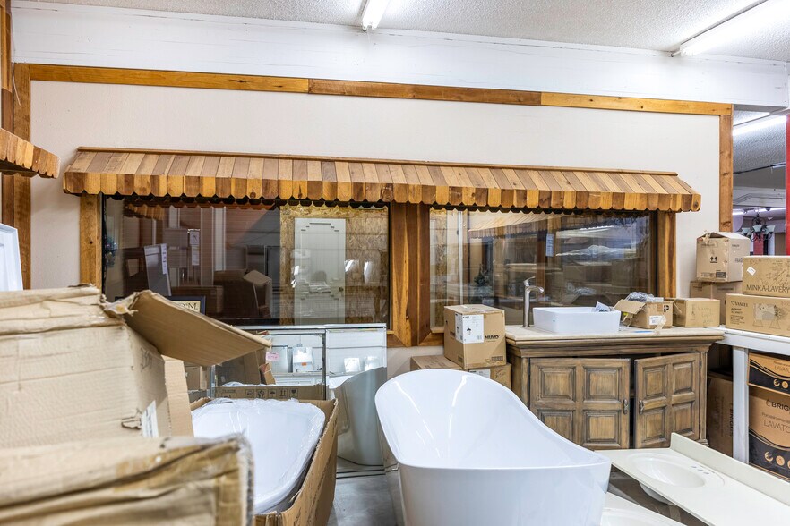 More Photos Of 655 W Cottonwood Ln, Casa Grande Showroom For Sale