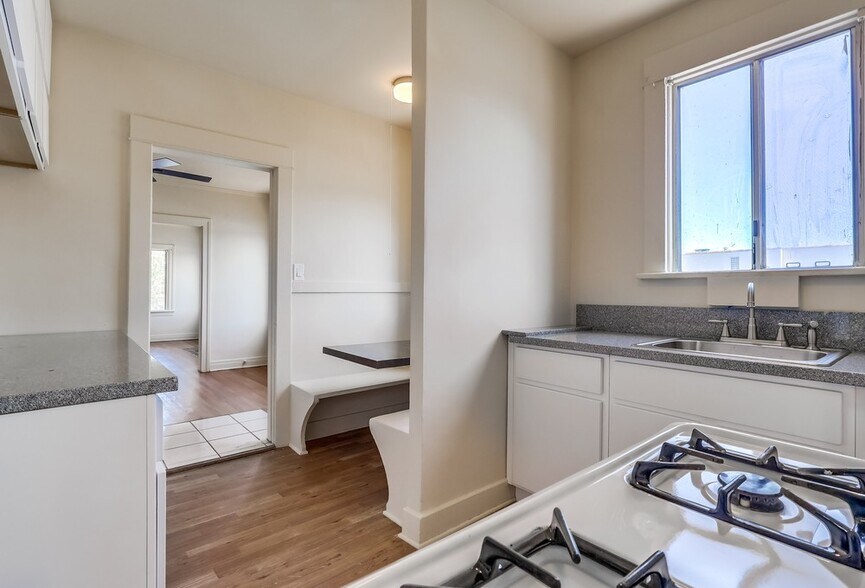 More Photos Of 833 N Ridgewood Pl, Los Angeles Apartments For Sale
