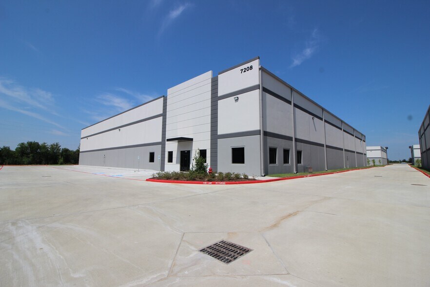 More Photos Of 7208 E Freeway, Baytown, TX 77521, USA Fwy, Baytown Distribution For Sale