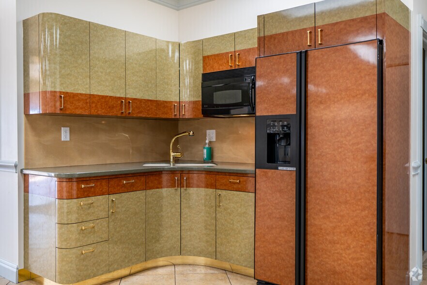 More Photos Of 4455 Ulmerton Rd, Clearwater Warehouse For Lease