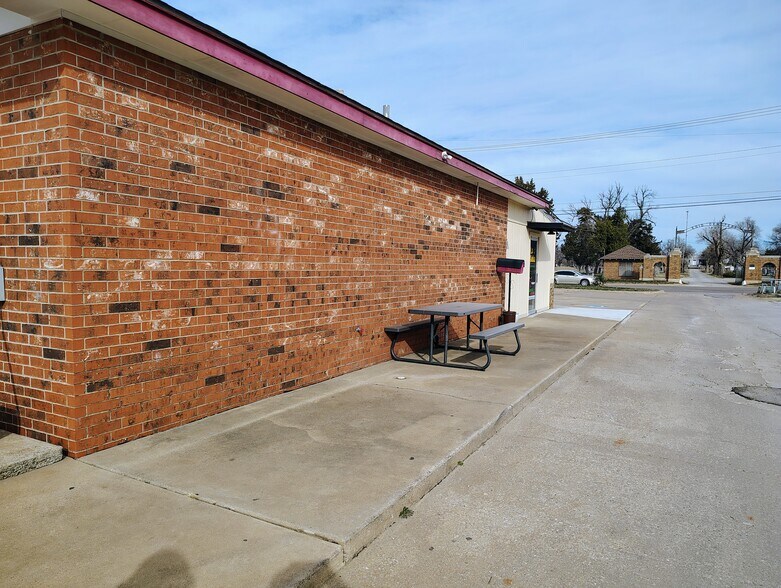 More Photos Of 213 W Willow Rd, Enid Restaurant For Sale