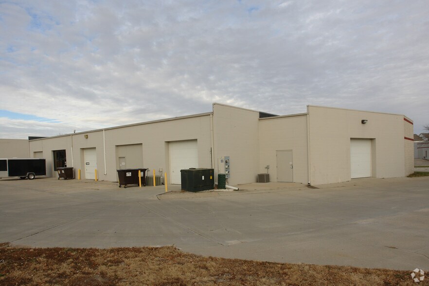 More Photos Of 6131 S 57th St, Lincoln Light Distribution For Lease