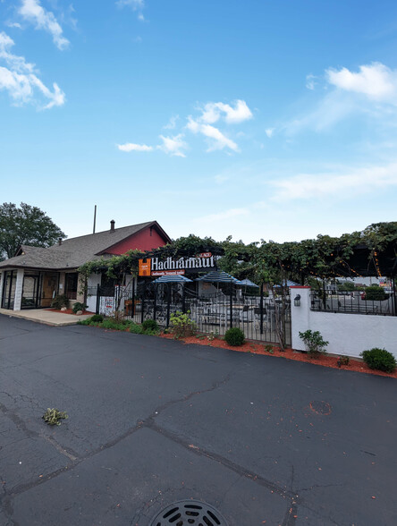 Primary Photo Of 10331 S Roberts Rd, Palos Hills Restaurant For Sale