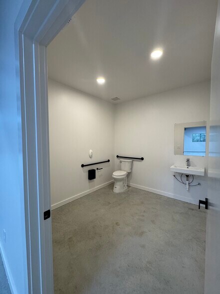 More Photos Of 10020 Darden Hill Rd, Austin Light Distribution For Sale