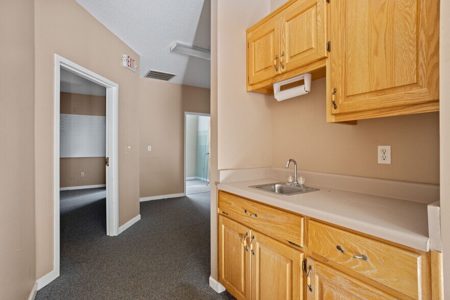 More Photos Of 735 N Townville St, Seneca Medical For Sale