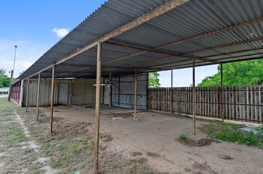 More Photos Of 5716 N US Highway 287, Alvord Truck Terminal For Sale