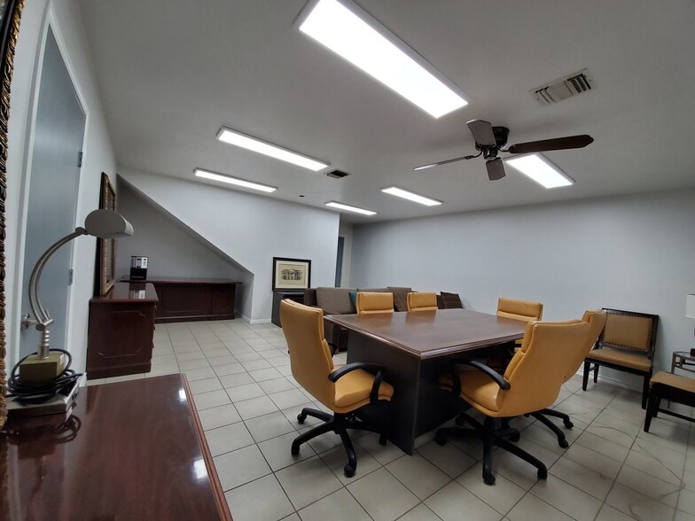 More Photos Of 2409 Maxwell Ln, Deer Park Office For Lease