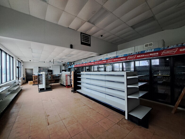 More Photos Of 610 S Paw Paw St, Lawrence Warehouse For Lease