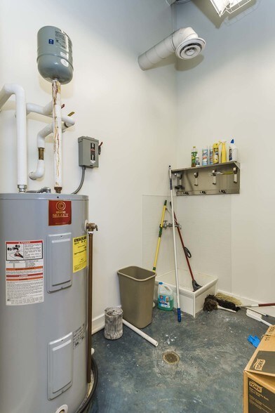 More Photos Of 900 Spring St, Jeffersonville Medical For Lease