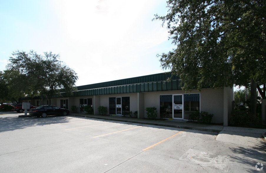 More Photos Of 1743 Independence Blvd, Sarasota Light Distribution For Lease