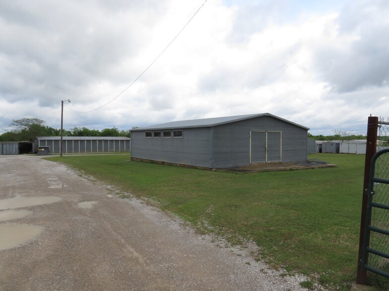 More Photos Of 3336 S Commerce St, Ardmore Self Storage For Sale