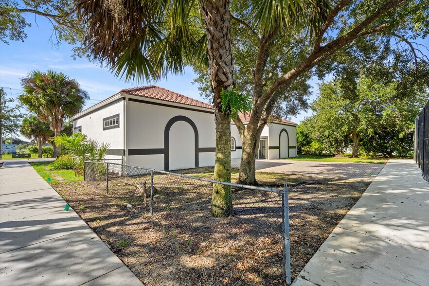 More Photos Of 1120 Village Lakes Blvd, Lehigh Acres Golf Course Driving Range For Lease