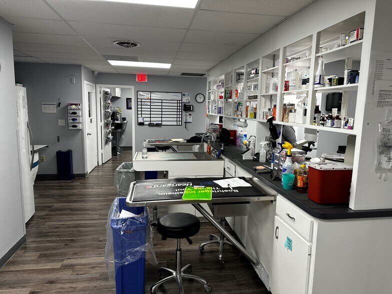 More Photos Of 714 60th St Ct E, Bradenton Veterinarian Kennel For Sale