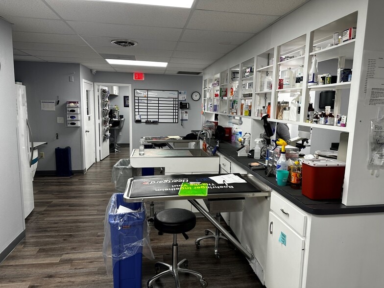 More Photos Of 714 60th St Ct E, Bradenton Veterinarian Kennel For Sale