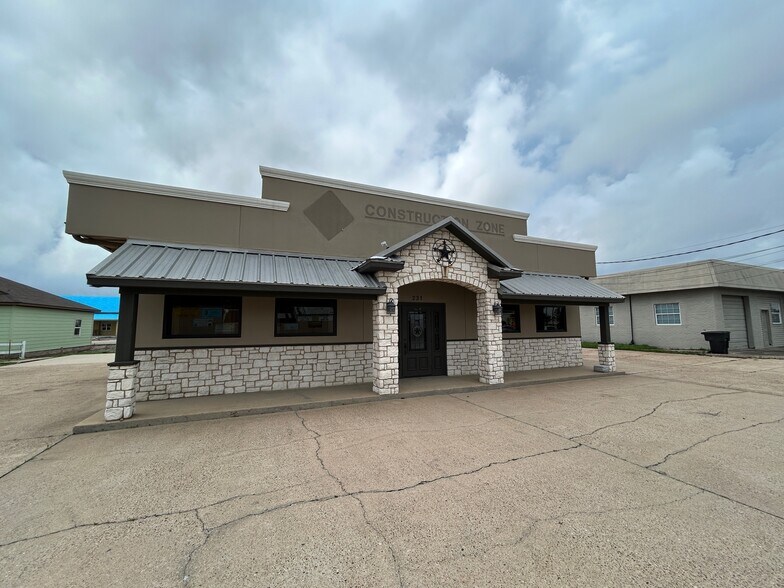 More Photos Of 231 N Twin City Hwy, Nederland Office For Sale