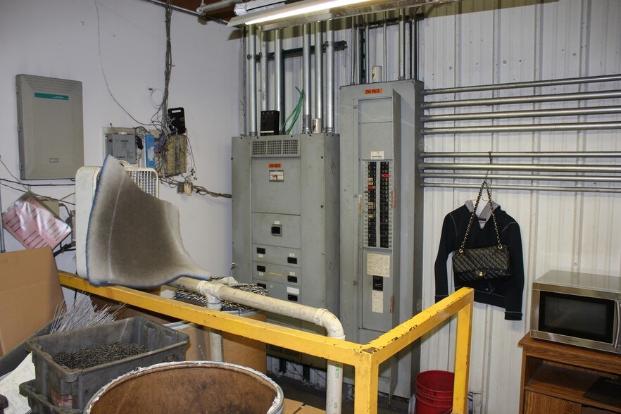 More Photos Of 1180 Atlantic Dr, West Chicago Warehouse For Lease