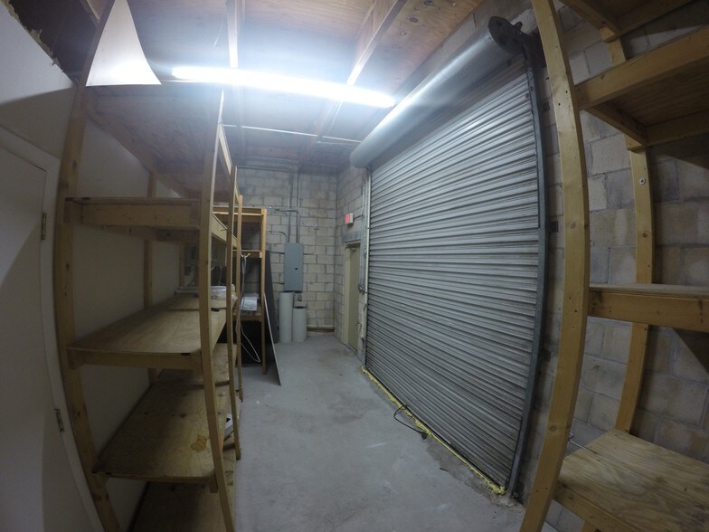 More Photos Of 6808-6832 Hanging Moss Rd, Orlando Showroom For Lease