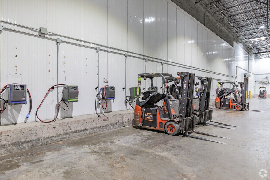 More Photos Of 8495 Goreway Dr, Brampton Warehouse For Lease