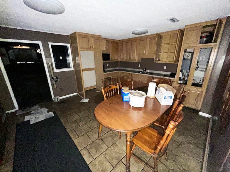 More Photos Of 378 Eastland Rd, Dothan Distribution For Sale