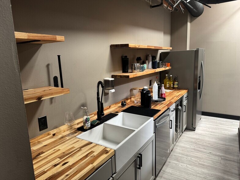 More Photos Of 4125 Market St, Ventura Light Manufacturing For Sale