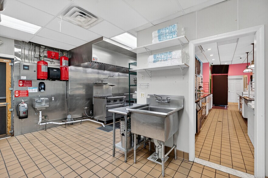 More Photos Of 742 Amity Rd, Bethany Freestanding For Sale