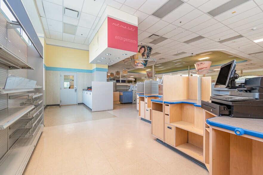 More Photos Of 1470 Tittabawassee Rd, Saginaw Drugstore For Sale