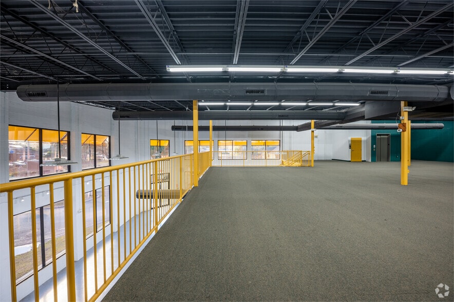 More Photos Of 8904 Regents Park Dr, Tampa Freestanding For Lease