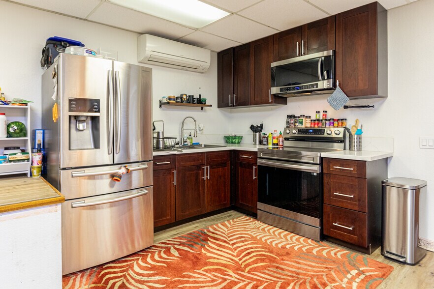 More Photos Of 4355 Lawehana St, Honolulu Industrial For Lease