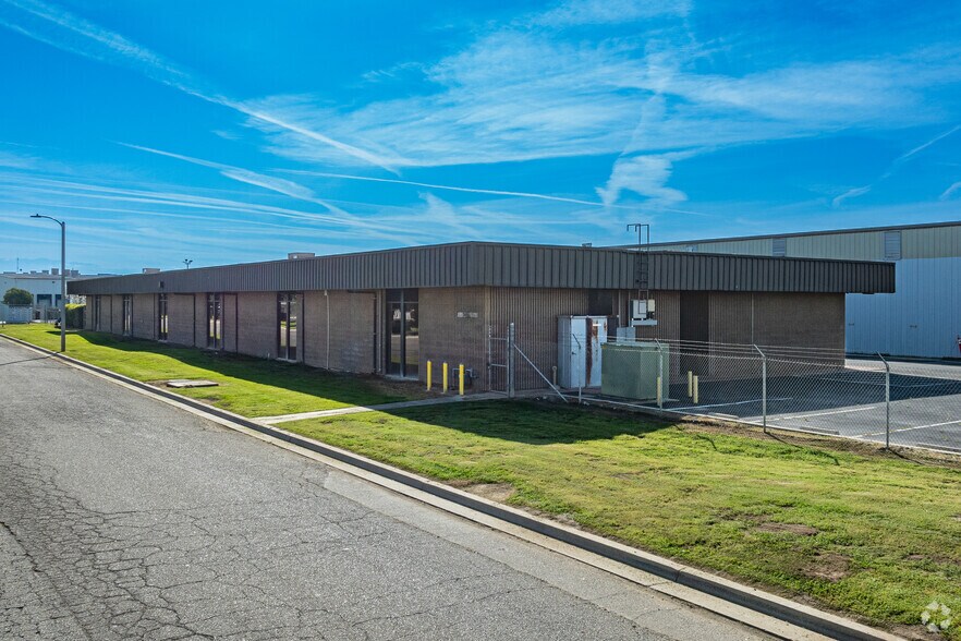 More Photos Of 7401-7427 W Sunnyview Ave, Visalia Warehouse For Lease