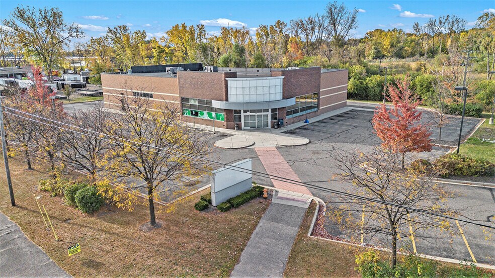 More Photos Of 3273 W Huron St, Waterford Drugstore For Lease