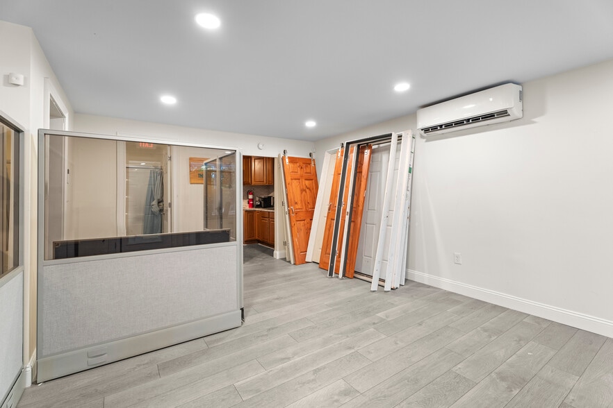 More Photos Of 264 Vauxhall St, New London Warehouse For Sale