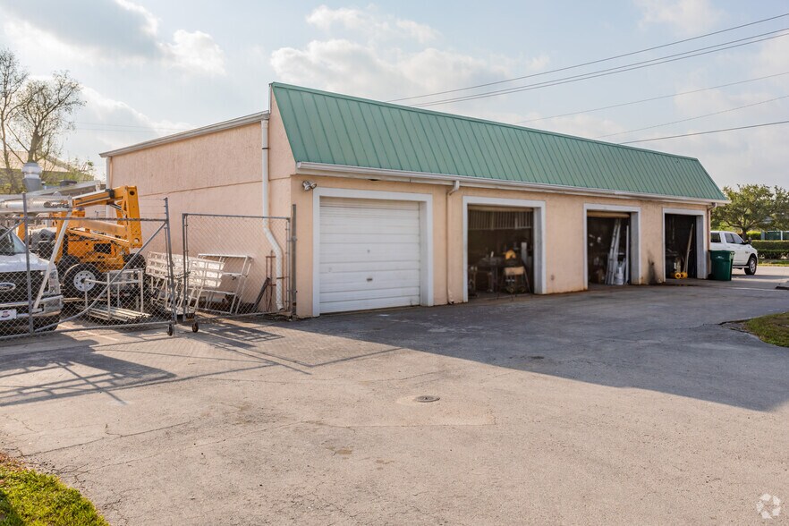 More Photos Of 5701 Houchin St, Naples Light Manufacturing For Lease