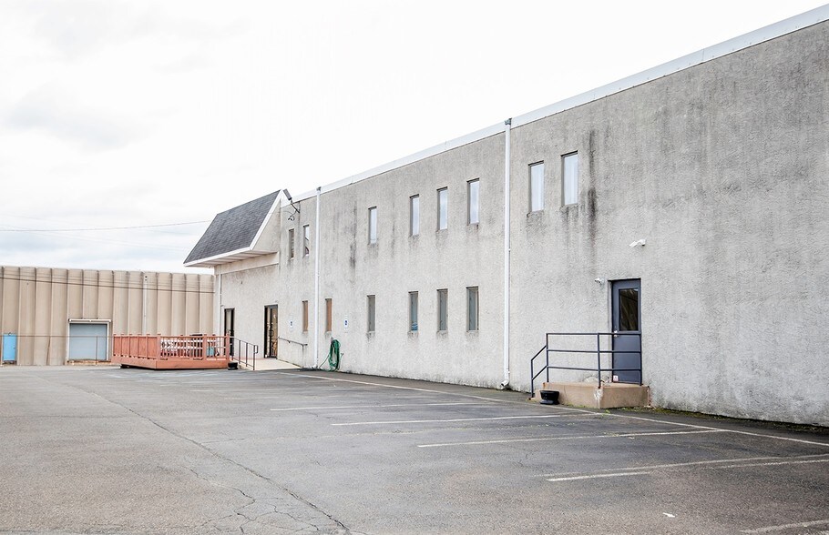 More Photos Of 400 Mack Dr, Croydon Flex For Lease