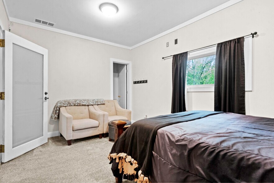 More Photos Of 11155 Hubbard Rd, Kansas City Flex For Sale
