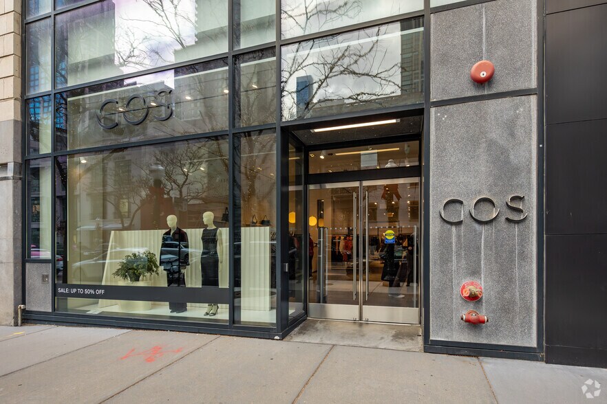 More Photos Of 46 E Oak St, Chicago General Retail For Lease